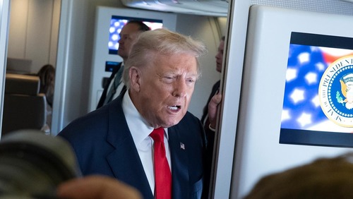 Trump diz que "não descarta nada" em meio a tensão com a Venezuela