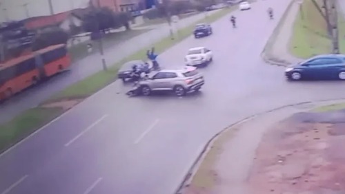 Homem confunde pedais e atinge motociclista em Colombo (PR)