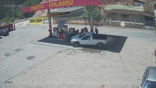 Motorista atropela bandidos que tentavam assaltar posto em MG