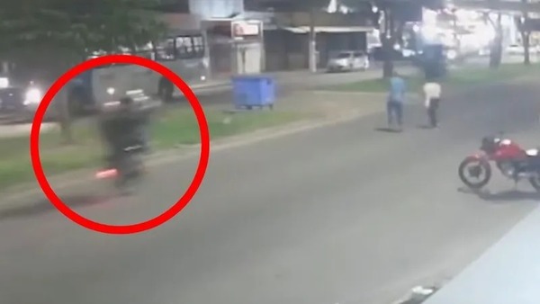 Vídeo: Idoso morre após ser atropelado por homem que empinava moto no ES
