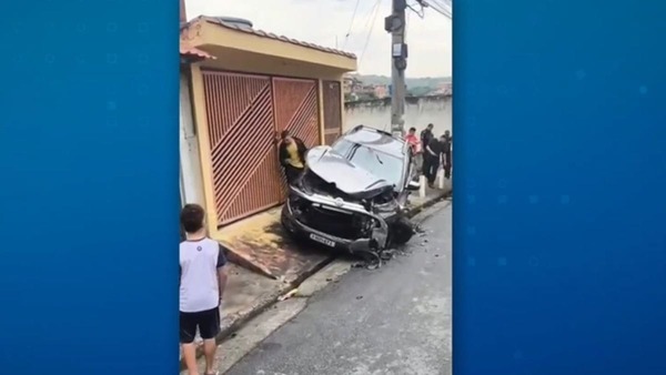 Carro-forte desgovernado bate em veículo estacionado e atinge idoso em SP