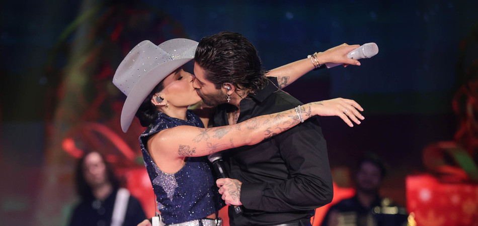 Ana Castela e Zé Felipe trocam beijos durante gravação de especial no SBT