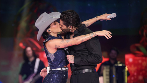 Ana Castela e Zé Felipe trocam beijos durante gravação de especial no SBT