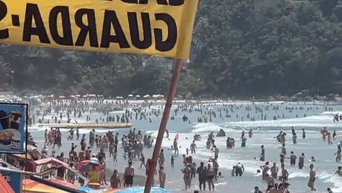 Feriado prolongado lota praias do Litoral Norte de São Paulo; veja vídeo
