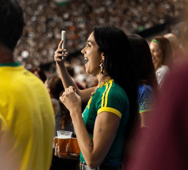 Cantora Dua Lipa vai ao Maracanã para assistir ao Fla-Flu