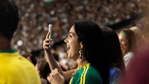 Cantora Dua Lipa vai ao Maracanã para assistir ao Fla-Flu