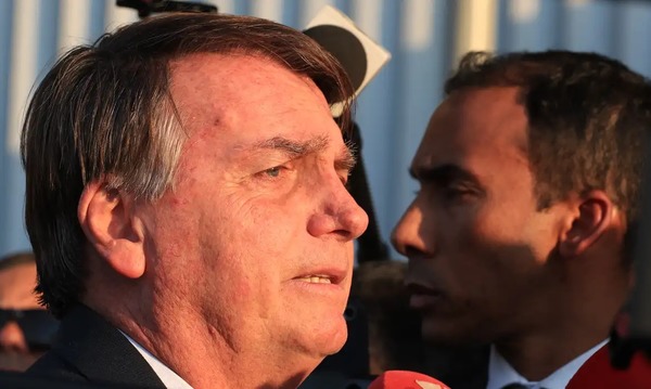 Moraes aponta violação de tornozeleira e risco de fuga de Bolsonaro