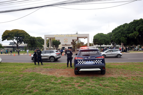 Moraes determinou que prisão de Bolsonaro fosse com respeito e sem algemas