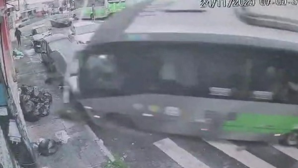Vídeo: micro-ônibus perde controle, invade comércio e deixa 5 feridos na Zona Norte de SP