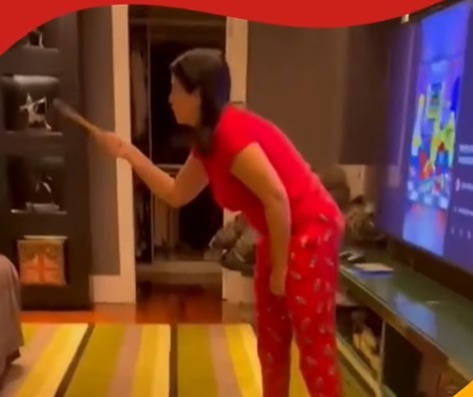 Mãe destrói videogame do filho a marteladas após ser xingada