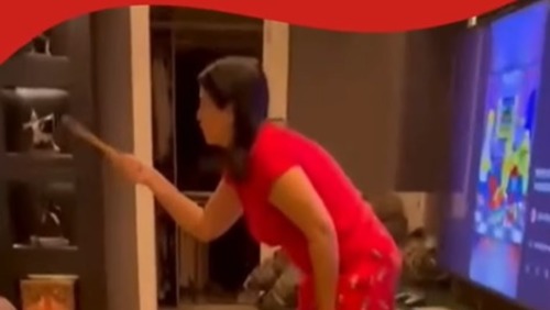 Mãe destrói videogame do filho a marteladas após ser xingada