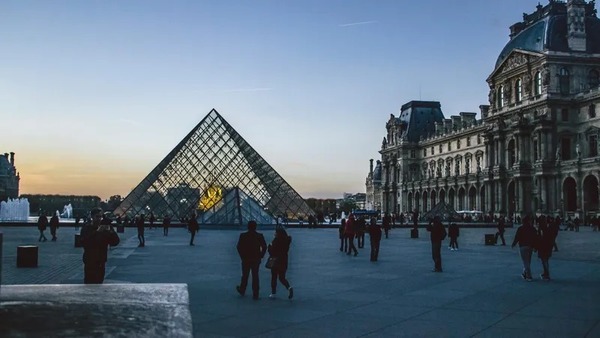 Polícia prende mais quatro pessoas pelo roubo de joias do Museu do Louvre