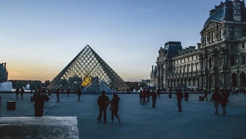 Polícia prende mais quatro pessoas pelo roubo de joias do Museu do Louvre