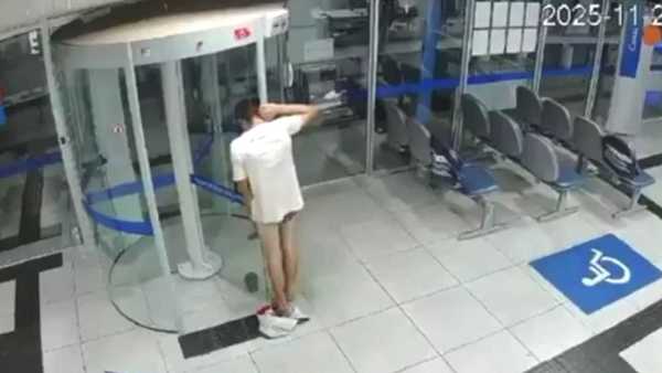 Ladrão invade agência, entala na porta giratória, acaba de cueca e é preso
