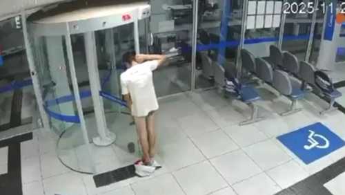 Ladrão invade agência, entala na porta giratória, acaba de cueca e é preso