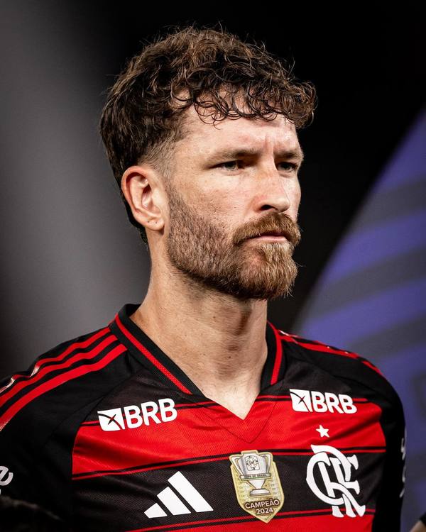 Léo Pereira critica invasão de torcedores em ônibus do Flamengo: ‘Pode machucar alguém’