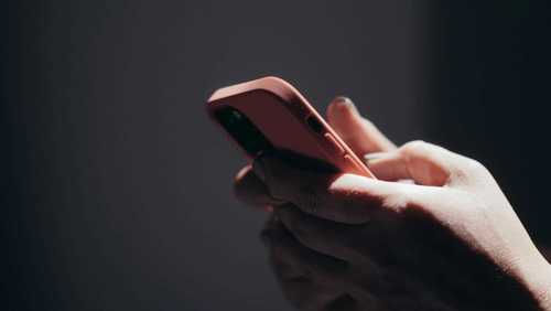 Estudo afirma que uso de smartphone no banheiro aumenta em 46% o risco de hemorroidas