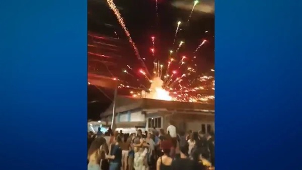 Fogos de artifício atingem o público durante show de Natal no RS