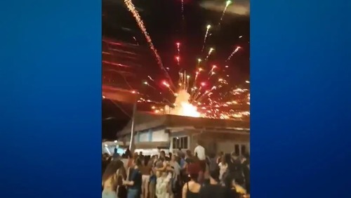 Fogos de artifício atingem o público durante show de Natal no RS