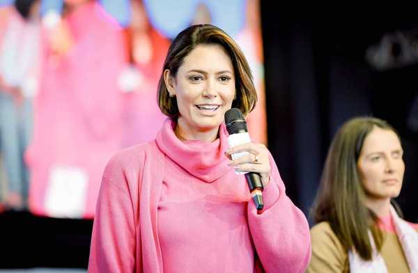 “Penso diferente”, diz Michelle após reação dos filhos de Bolsonaro