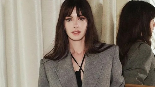 Anne Hathaway encarna diva pop em Mother Mary; veja