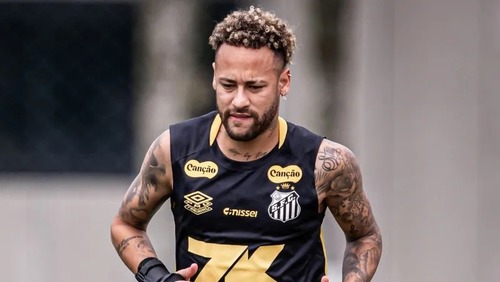 Neymar viaja com o elenco do Santos e deve jogar contra o Juventude