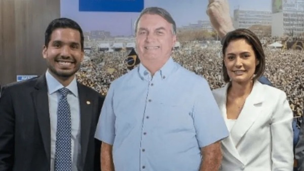 Com ex-presidente preso, Bolsonaro de papelão ganhará agenda nas eleições