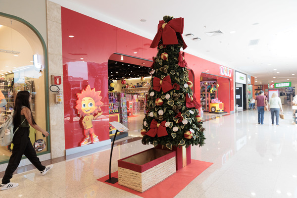 Projeto Árvores Solidárias do RibeirãoShopping arrecada presentes de Natal para crianças, idosas e pets