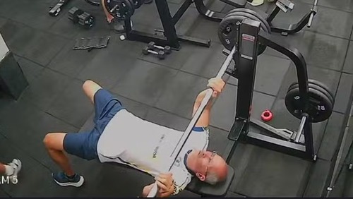 Homem morre após ser atingido por barra de supino em academia 