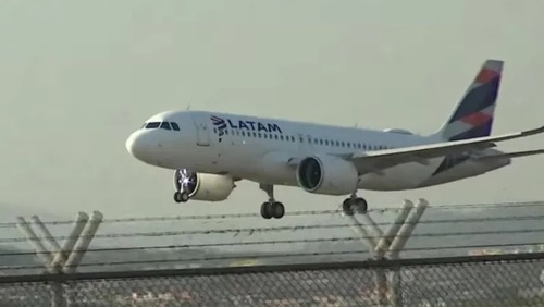 Procon notifica Latam após companhia restringir uso de banheiro em voos