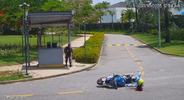 Juliette cai com moto que ganhou de aniversário do noivo