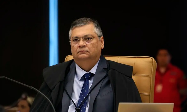 Ministro proíbe repasse de emendas para Eduardo Bolsonaro e Ramagem