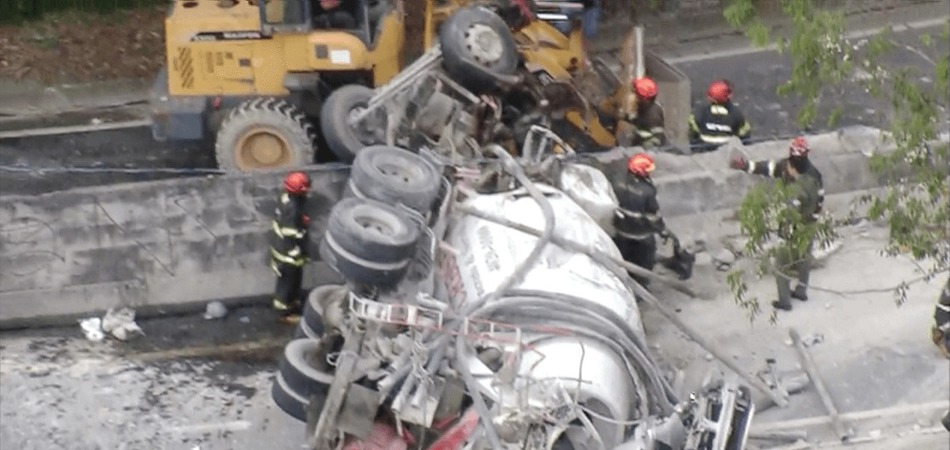 Acidente com caminhão betoneira deixa dois mortos na Grande SP