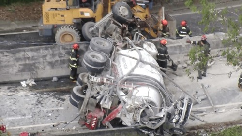 Acidente com caminhão betoneira deixa dois mortos na Grande SP