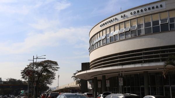 Aeroviários fazem manifestação em frente ao Aeroporto de Congonhas, em SP