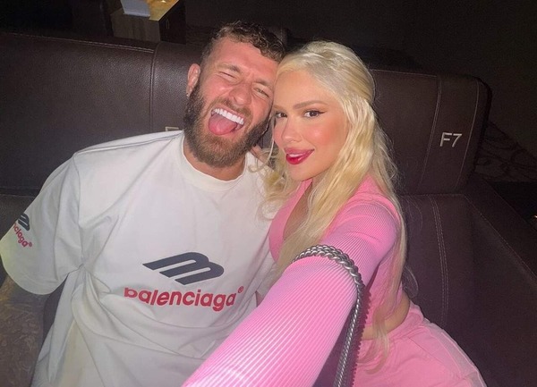 Léo Pereira sobe no palco de festa e faz apelo a Karoline Lima: "Volta"