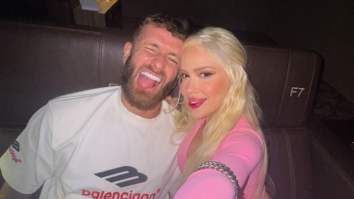 Léo Pereira sobe no palco de festa e faz apelo a Karoline Lima: "Volta"