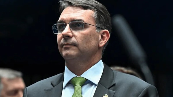 Bolsonaro escolhe Flávio para ser candidato à presidência nas eleições
