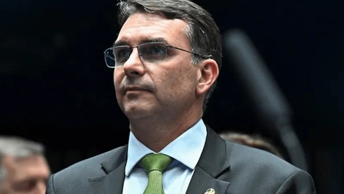 Bolsonaro escolhe Flávio para ser candidato à presidência nas eleições