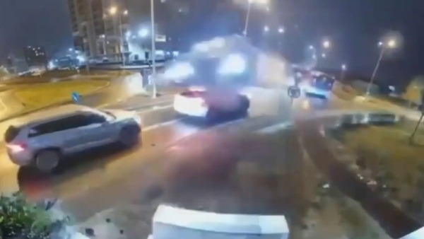 Vídeo: Carro bate em meio-fio de rotatória e sai "voando" na Romênia