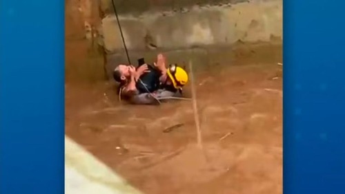 Vídeo: Homem é resgatado no capô de carro durante enxurrada em Goiânia
