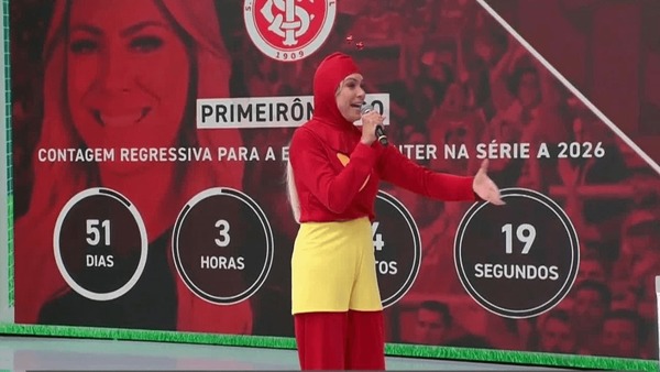 Renata pira e se veste de Chapolin Colorado para comemorar permanência