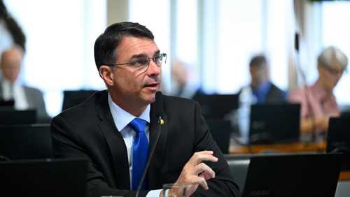 Candidatura é irreversível, não vamos voltar atrás, diz Flávio Bolsonaro