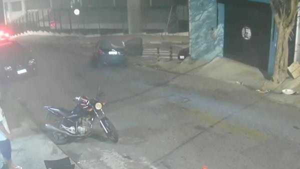 Vídeo: Mulher se joga de carro em movimento para fugir de ex-companheiro