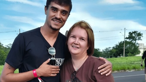 Elize Matsunaga aparece irreconhecível ao lado de fã em Franca e foto viraliza