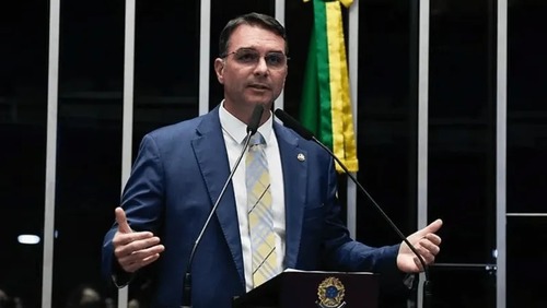 Defesa deve protocolar novo pedido de domiciliar a Bolsonaro, diz Flávio