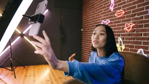 China aprova lei que exige diploma para influenciadores; entenda