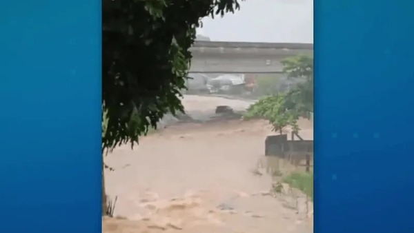 Casal e bebê morrem após carro ser arrastado para rio durante chuva em Santa Catarina
