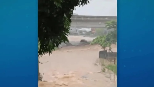 Casal e bebê morrem após carro ser arrastado para rio durante chuva em Santa Catarina