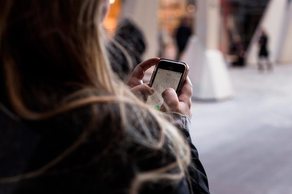 Austrália começa a aplicar proibição inédita de redes para adolescentes